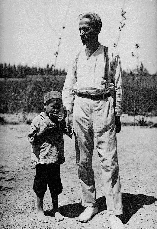 Ernst Jakob Christoffel with the little blind Hassan. His father, who was extremely poor, had left him in the home in Isfahan. A harmonica comforts the child in the pain of separation.