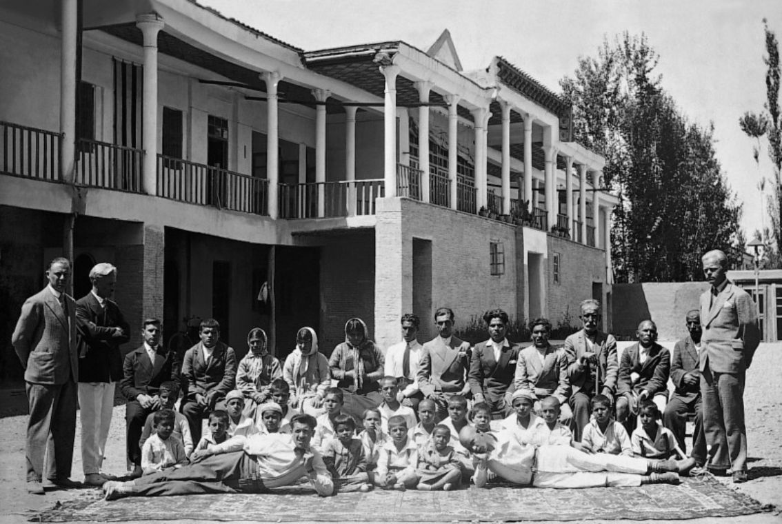 From 1928, Christoffel also took care of blind, physically handicapped and, for the first time, deaf children in Isfahan. He also offered a home to street children. Christoffel developed the Persian Braille alphabet. In addition to reading and writing, the curriculum for the children and young people included singing, sports and manual skills.