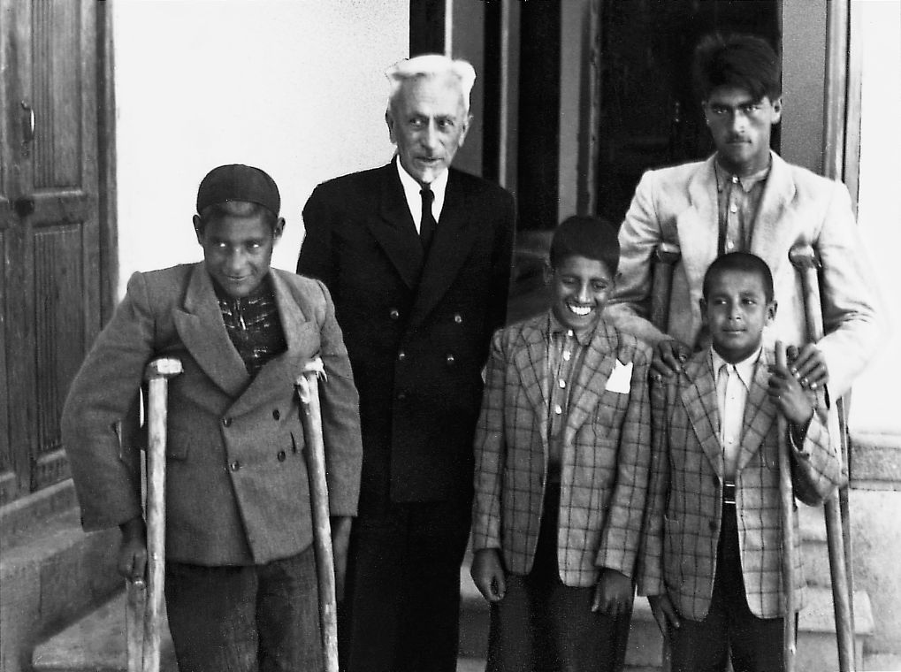 1954: One of the last pictures of Ernst Jakob Christoffel shows him with disabled students in Isfahan, where he worked with people with disabilities from 1928 to 1955.